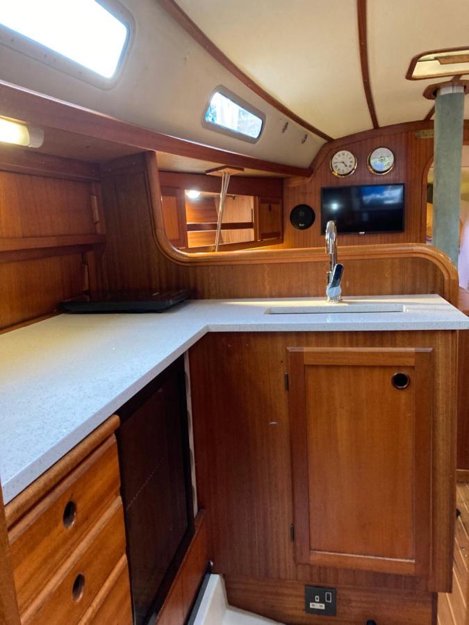 לונדון Entire Boat At St Katherine Docks 2 Available Select Using Room Options מראה חיצוני תמונה